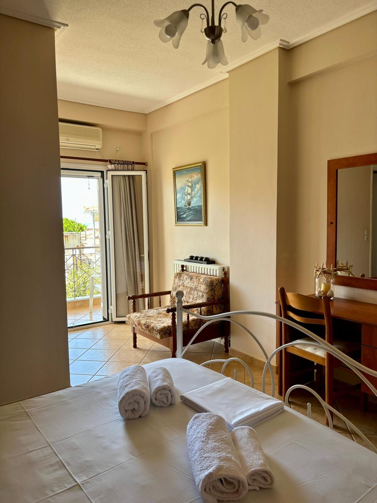 "Twin Apartments" In Kyparissia Exterior photo